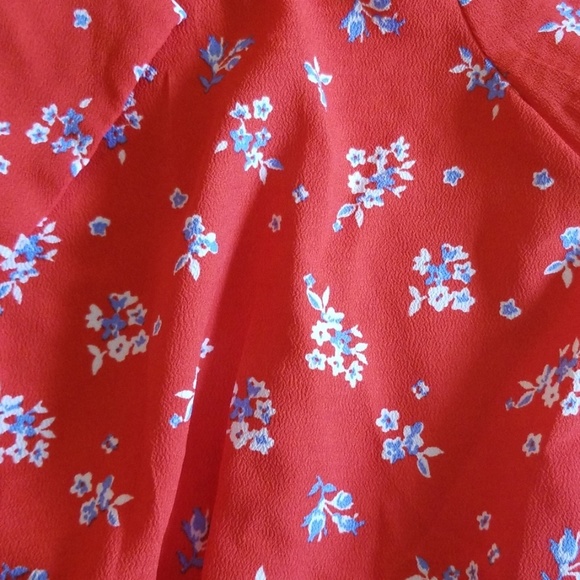 A beautiful red collared, button down crop top - Picture 4 of 5